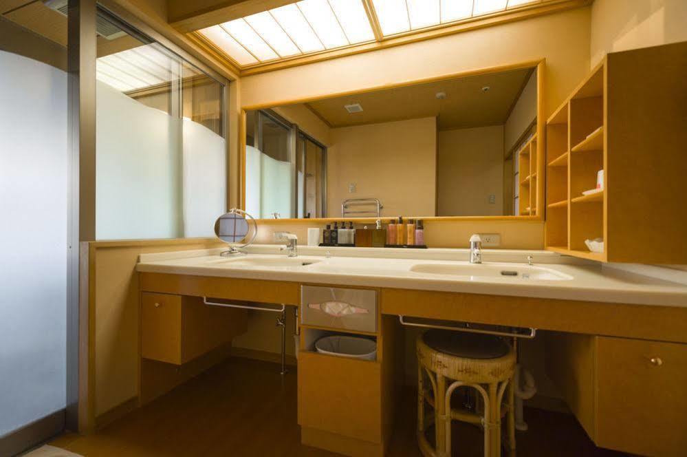Fujisan Onsen Bessho Sasa Hotel Fujiyoshida Buitenkant foto