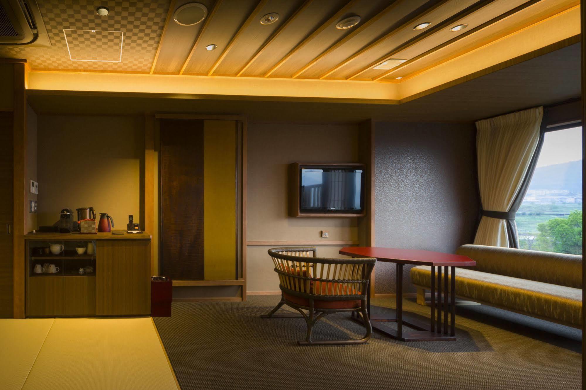 Fujisan Onsen Bessho Sasa Hotel Fujiyoshida Buitenkant foto