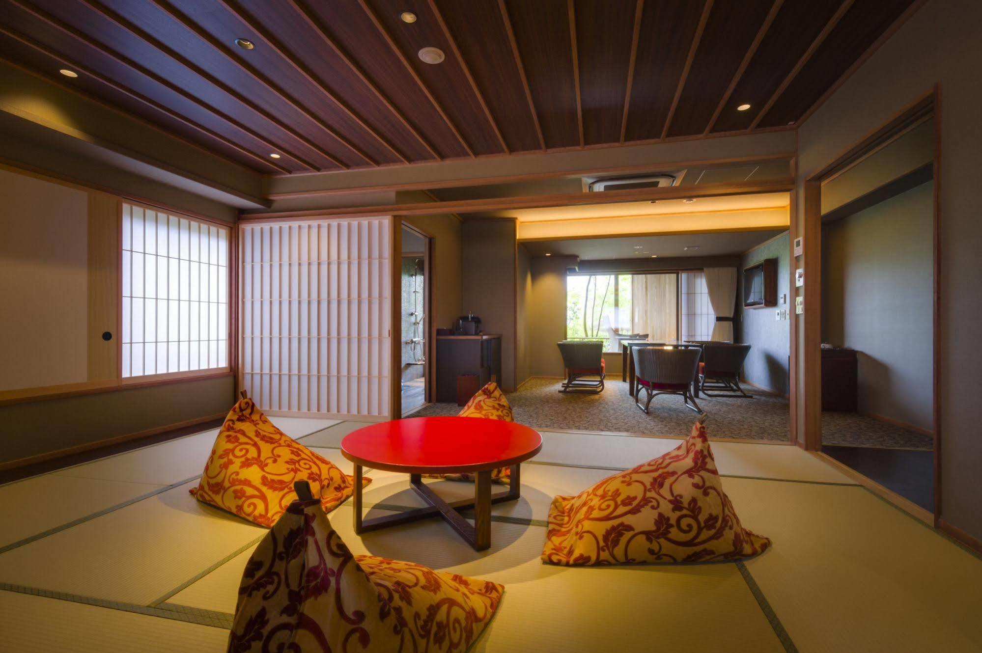 Fujisan Onsen Bessho Sasa Hotel Fujiyoshida Buitenkant foto